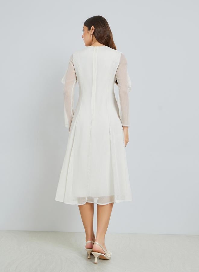 ستايلي فستان ميدي أوف وايت وتفاصيل كشكش - Image 5